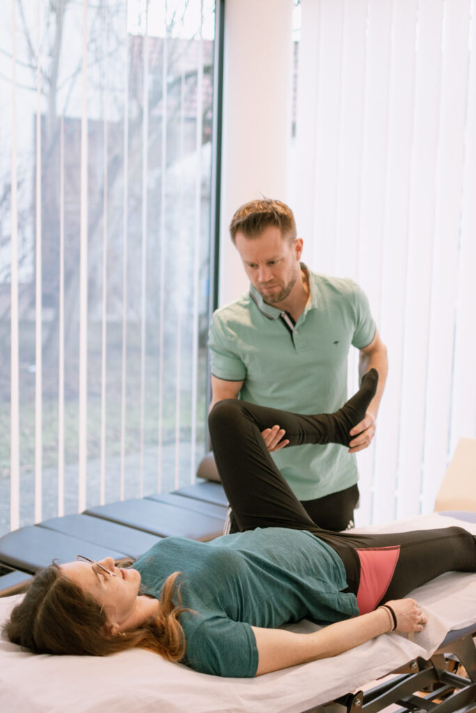Physiotherapeut Simon Volkart behandelt einen Patienten in der Praxis Volkart in Villmergen.